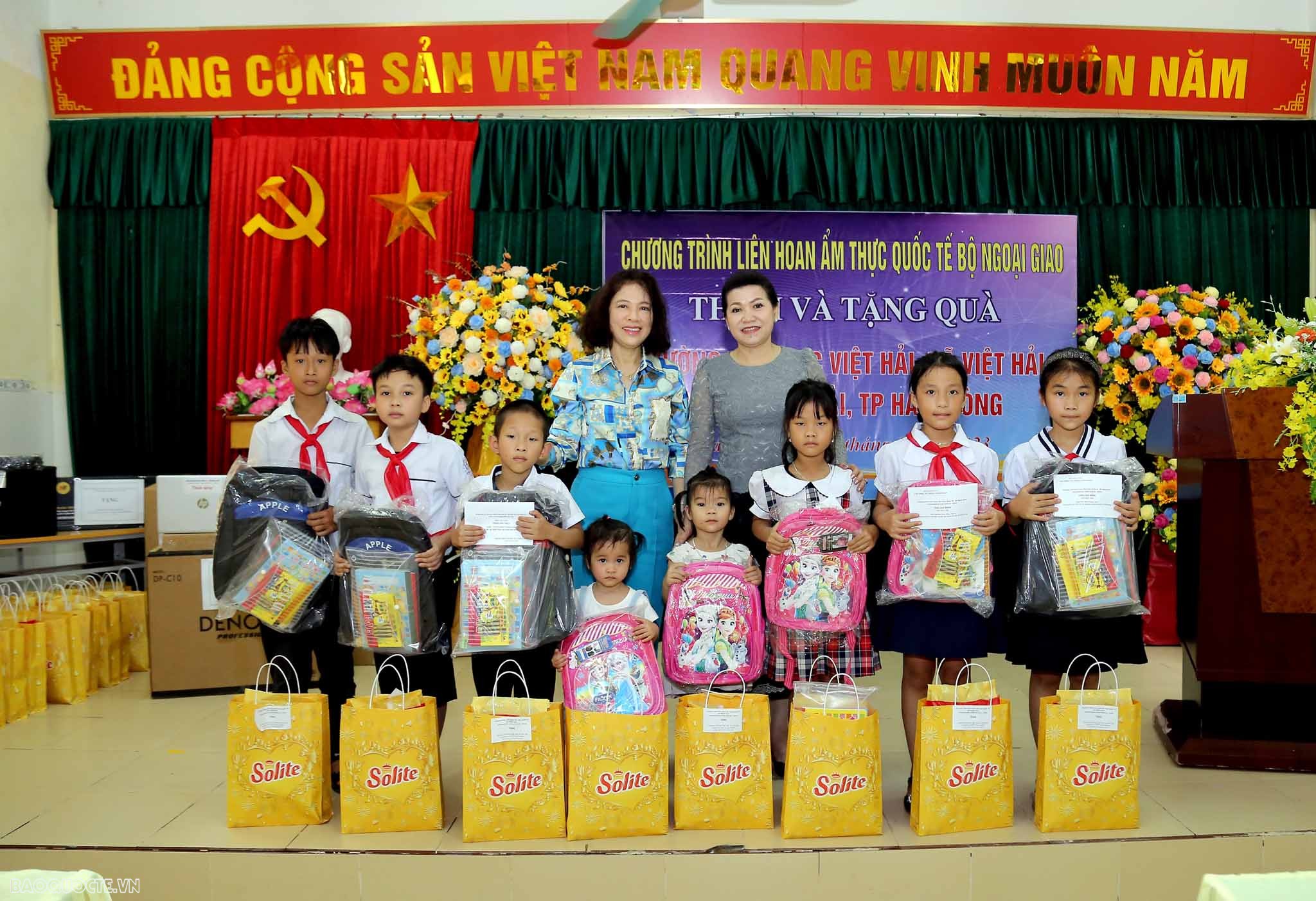 Đoàn Ban nữ công Bộ Ngoại giao Việt Nam - Lào trao quà cho trường tiểu học Việt Hải và gặp gỡ Lãnh đạo UBND thành phố Hải Phòng Đoàn Ban Nữ công hai Bộ Ngoại giao Việt Nam - Lào trao quà cho trường tiểu học Việt Hải và gặp gỡ Lãnh đạo UBND thành phố Hải Phòng