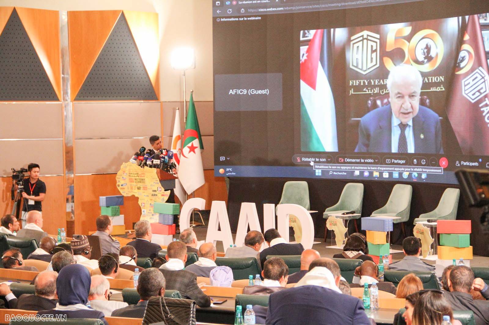 Tại Diễn đàn, đã có 30 thỏa thuận được ký kết và hơn 400 các cuộc gặp song phương giữa các doanh nghiệp Algeria và nước ngoài Tại Diễn đàn, đã có 30 thỏa thuận được ký kết và hơn 400 các cuộc gặp song phương giữa các doanh nghiệp Algeria và nước ngoài