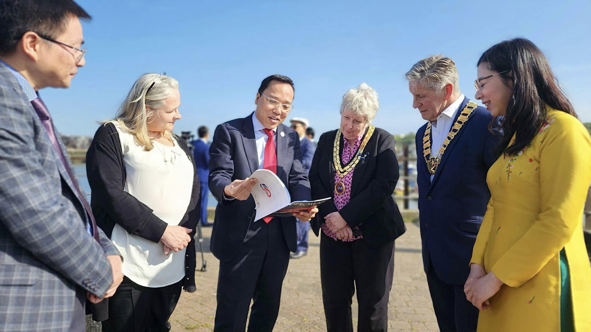 Kỷ niệm 133 năm ngày sinh Chủ tịch Hồ Chí Minh: Đại sứ quán Việt Nam tại Anh thăm địa danh lịch sử Newhaven