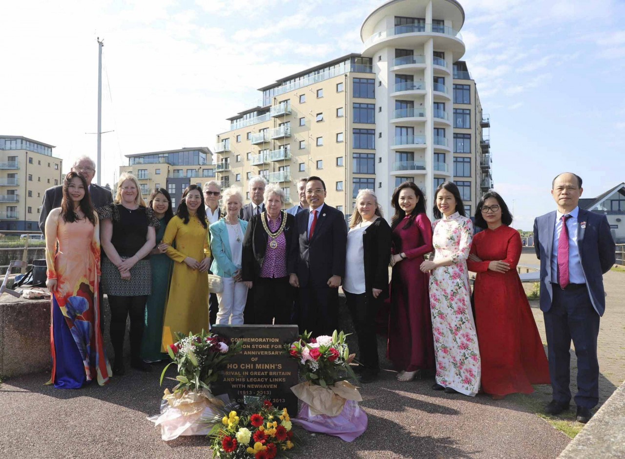 Kỷ niệm 133 năm ngày sinh Chủ tịch Hồ Chí Minh: Đại sứ quán Việt Nam tại Anh thăm địa danh lịch sử Newhaven