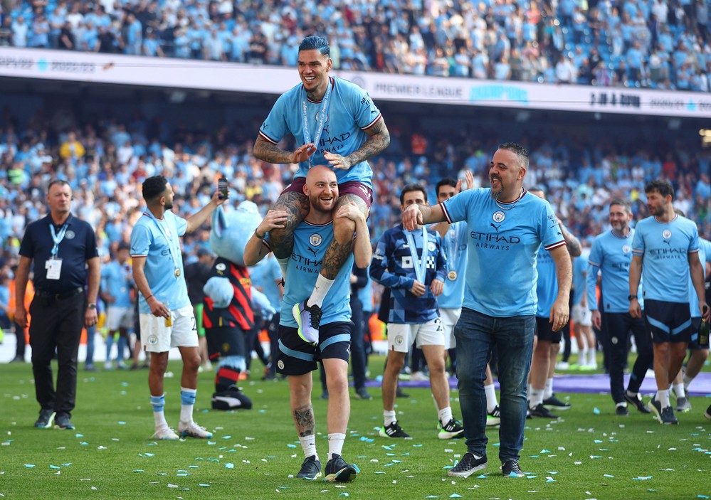 Những hình ảnh các cầu thủ Man City vui mừng, rạng rỡ bên cup vô địch Ngoại hạng anh 20022/23 Những hình ảnh các cầu thủ Man City vui mừng, rạng rỡ bên cup vô địch Ngoại hạng anh 20022/23
