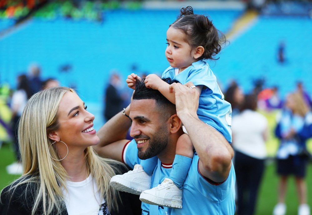 Những hình ảnh các cầu thủ Man City vui mừng, rạng rỡ bên cup vô địch Ngoại hạng anh 20022/23 Những hình ảnh các cầu thủ Man City vui mừng, rạng rỡ bên cup vô địch Ngoại hạng anh 20022/23