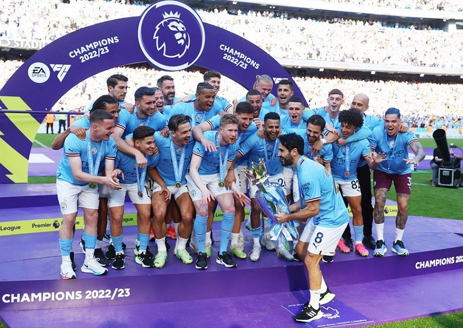 Đội trưởng Gundogan (số 8) nâng cúp vô địch Ngoại hạng Anh mùa thứ 3 liên tiếp của Man City. Đội trưởng Gundogan (số 8) nâng cúp vô địch Ngoại hạng Anh mùa thứ 3 liên tiếp của Man City.