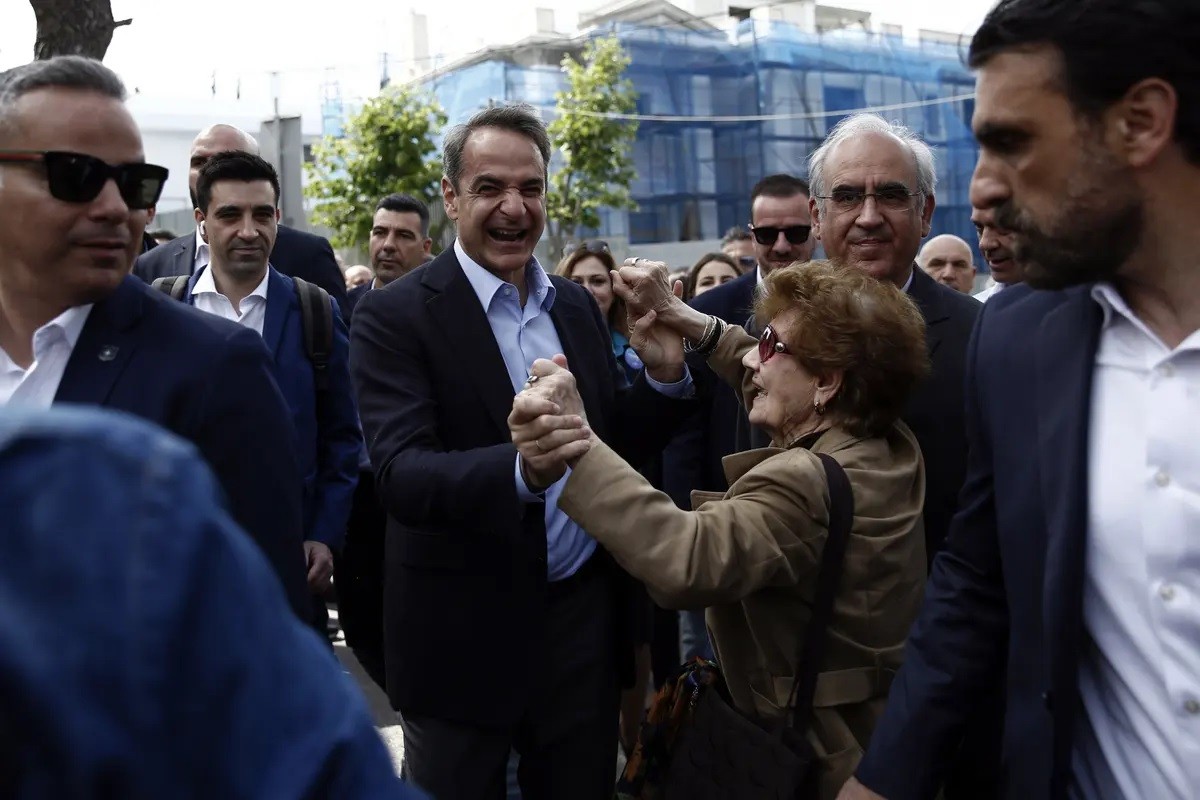 (05.22) Ông Kyriakos Mitsotakis ăn mừng cùng những người ủng hộ sau khi kết quả bầu cử Hy Lạp được công bố. (Nguồn: Reuters) (05.22) Ông Kyriakos Mitsotakis ăn mừng cùng những người ủng hộ sau khi kết quả bầu cử Hy Lạp được công bố. (Nguồn: Reuters)