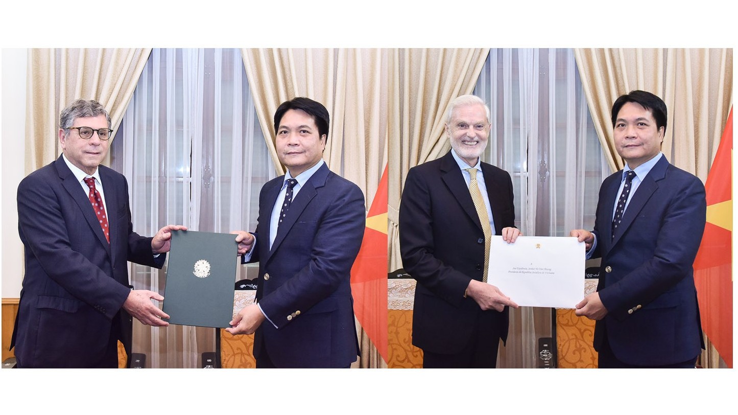 Cục trưởng Cục Lễ tân Nhà nước tiếp các Đại sứ Brazil và Bồ Đào Nha trao bản sao Thư ủy nhiệm