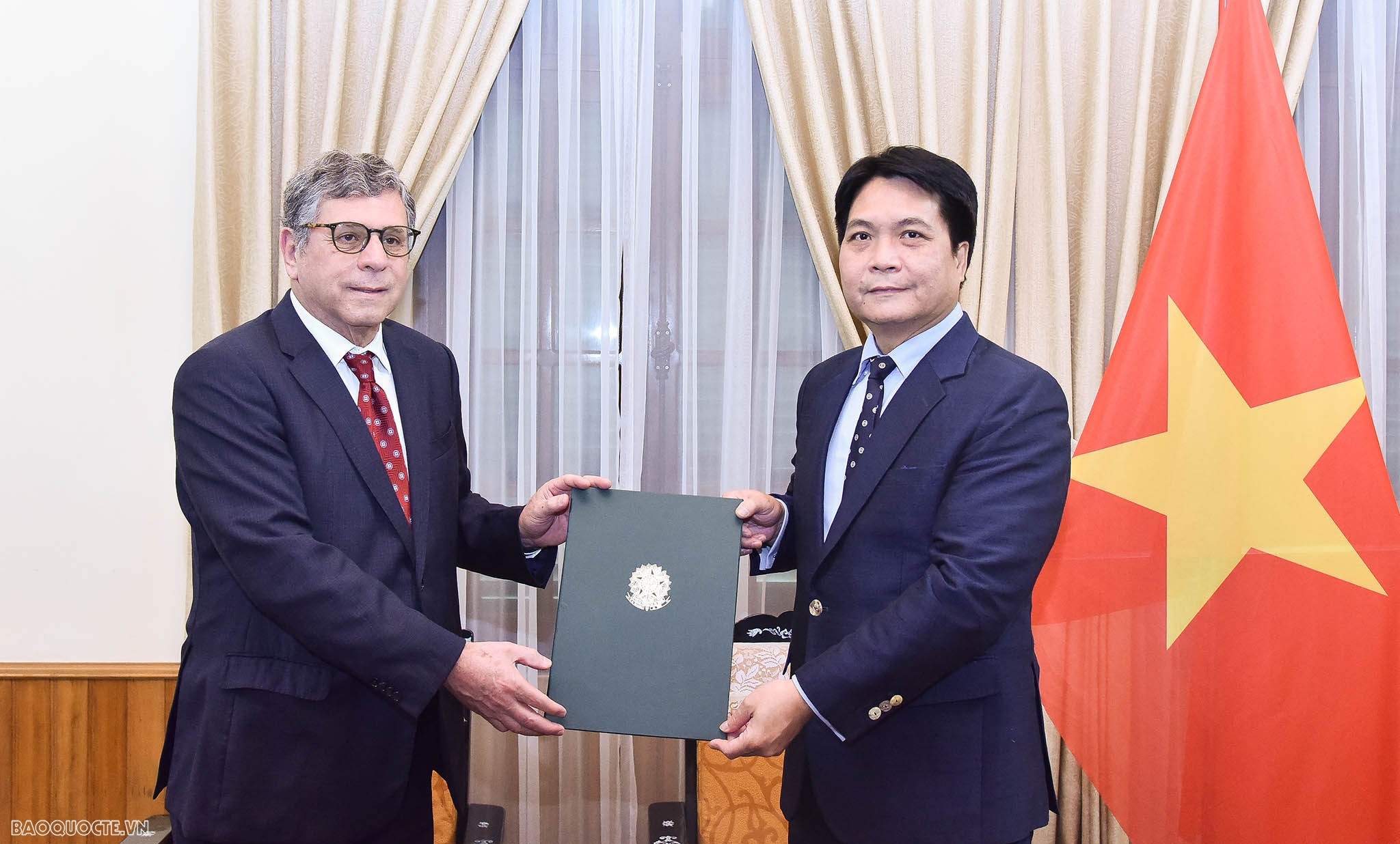 Cục trưởng Cục Lễ tân tiếp các Đại sứ Brazil và Bồ Đào Nha trao bản sao Ủy nhiệm thư Cục trưởng Cục Lễ tân tiếp các Đại sứ Brazil và Bồ Đào Nha trao bản sao Ủy nhiệm thư