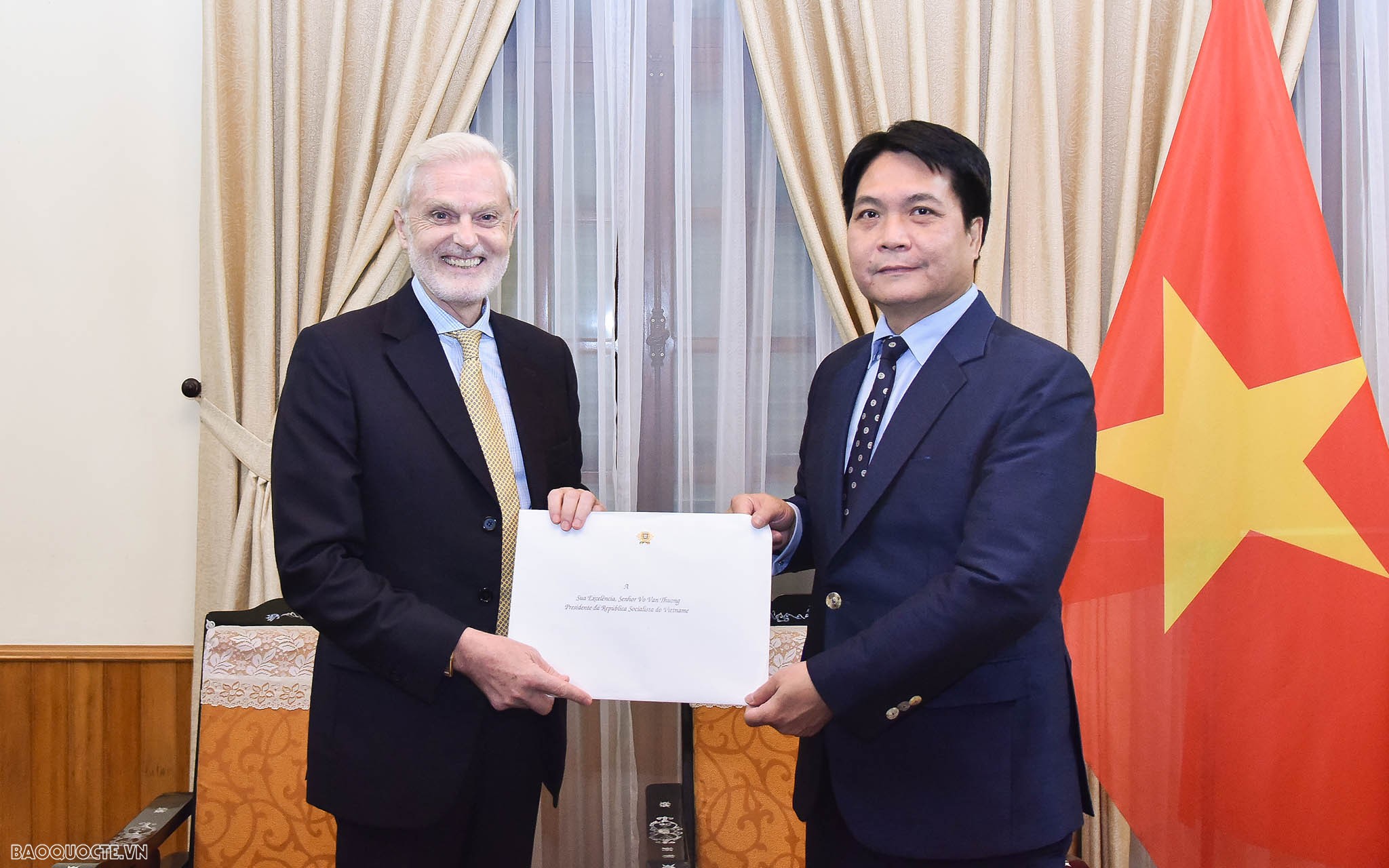 Cục trưởng Cục Lễ tân tiếp các Đại sứ Brazil và Bồ Đào Nha trao bản sao Ủy nhiệm thư Cục trưởng Cục Lễ tân tiếp các Đại sứ Brazil và Bồ Đào Nha trao bản sao Ủy nhiệm thư