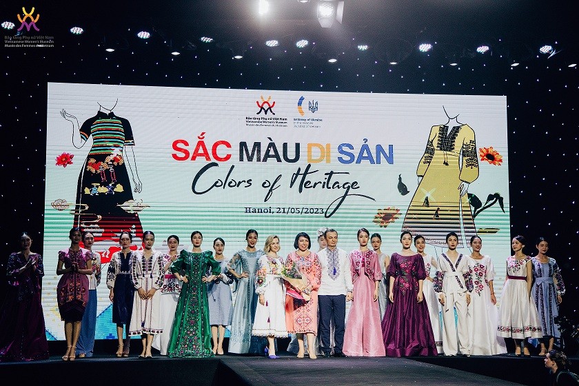 'Sắc màu Di sản': Giao lưu trang phục truyền thống Việt Nam và Ukraine 'Sắc màu di sản': Màn giao lưu giữa áo dài và trang phục thêu truyền thống