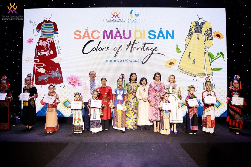 'Sắc màu Di sản': Giao lưu trang phục truyền thống Việt Nam và Ukraine 'Sắc màu di sản': Màn giao lưu giữa áo dài và trang phục thêu truyền thống