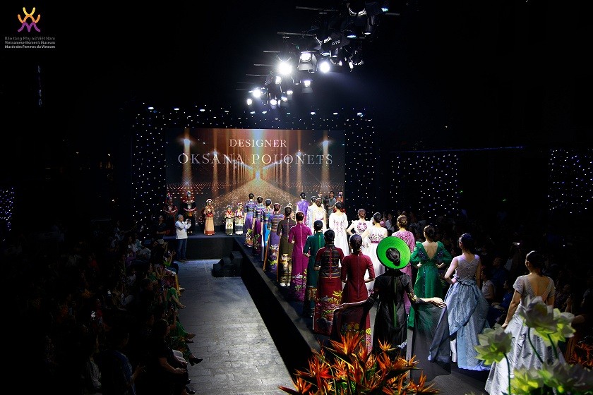 'Sắc màu Di sản': Giao lưu trang phục truyền thống Việt Nam và Ukraine 'Sắc màu di sản': Màn giao lưu giữa áo dài và trang phục thêu truyền thống