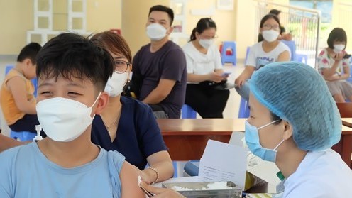 covid19 ngay 225 hon 1200 ca mac moi 304 ca khoi benh tiep tuc tiem mien phi vaccine cho nguoi dan