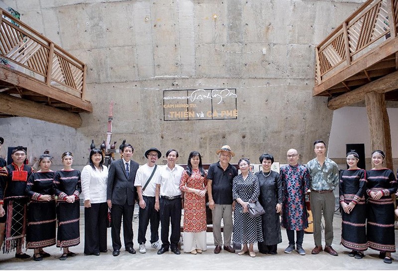 Đại diện sở VH-TT-DL Đắk Lắk, gia đình nhạc sĩ Trịnh Công Sơn, các chuyên gia và khách mời tham dự triển lãm. Đại diện sở VH-TT-DL Đắk Lắk, gia đình nhạc sĩ Trịnh Công Sơn, các chuyên gia và khách mời tham dự triển lãm.