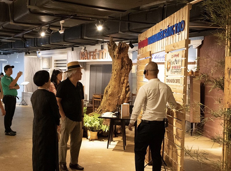 Khách mời trong chương trình tham quan không gian trưng bày tại triển lãm. Khách mời trong chương trình tham quan không gian trưng bày tại triển lãm.