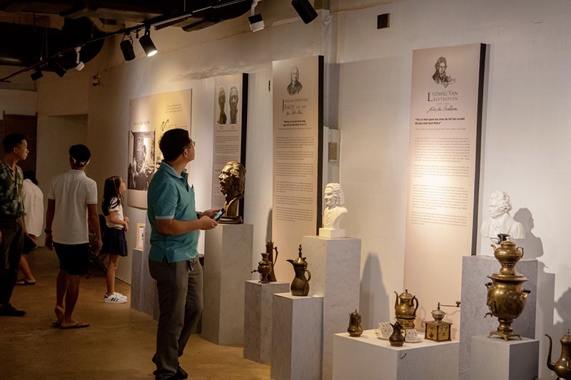 Một góc trưng bày của triển lãm “Trịnh Công Sơn – Cảm hứng từ Thiền và Cà phê”. Một góc trưng bày của triển lãm “Trịnh Công Sơn – Cảm hứng từ Thiền và Cà phê”.