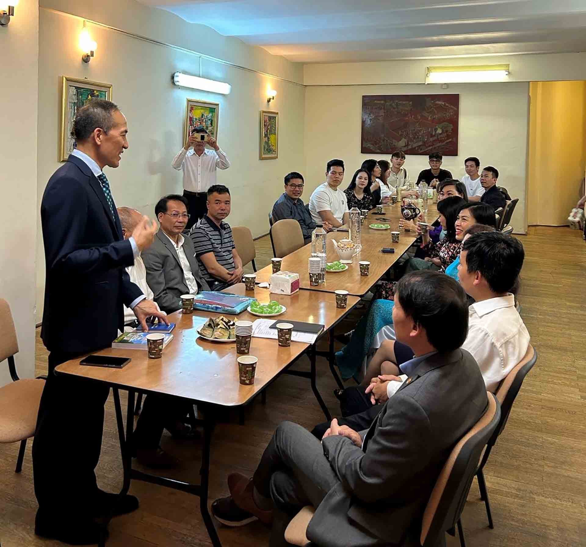 Đại sứ trò chuyện thân mật với cộng đồng. Đại sứ trò chuyện thân mật với cộng đồng.