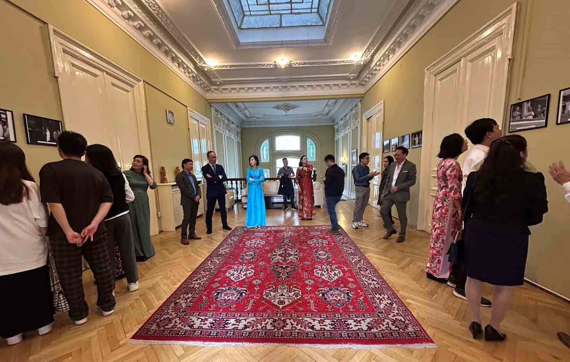 Các đại biểu tham quan gian trưng bày ảnh tư liệu về chuyến thăm của Chủ tịch Hồ Chí Minh tới Romania năm 1957. Các đại biểu tham quan gian trưng bày ảnh tư liệu về chuyến thăm của Chủ tịch Hồ Chí Minh tới Romania năm 1957.