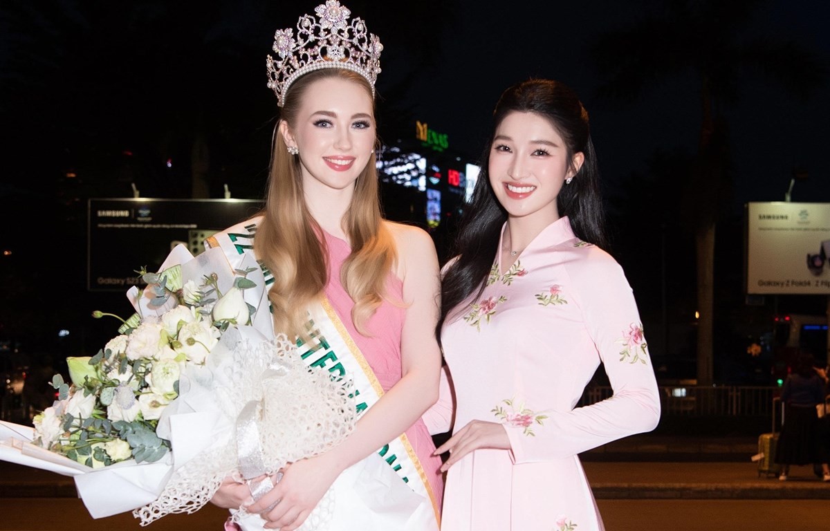 Á hậu Nguyễn Phương Nhi ngọt ngào cùng áo dài sắc hồng đón Miss International 2022