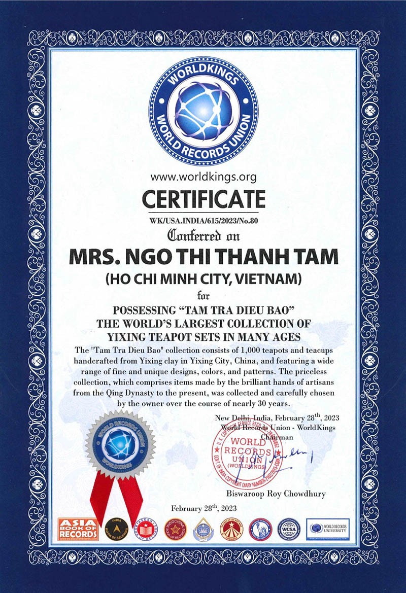 Chứng nhận của Liên minh Kỷ lục Thế giới về “Người sở hữu bộ sưu tập 1000 ấm - chén Tử Sa “Tâm Trà Diệu Bảo” ở các niên đại đa dạng về kiểu dáng và số lượng nhiều nhất thế giới”.