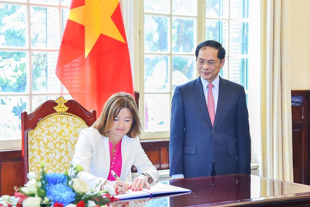 Bộ trưởng Ngoại giao Bùi Thanh Sơn đón, hội đàm với Phó Thủ tướng, Bộ trưởng Ngoại giao Slovenia Tanja Fajon