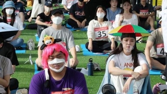 do dan song han cuoc thi doc la trao thuong cho nguoi ngoi khong dep va lau nhat