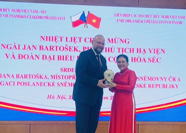 Tăng cường kết nối và giao lưu nhân nhân Việt Nam-Czech Tăng cường kết nối và giao lưu nhân dân Việt Nam-Czech