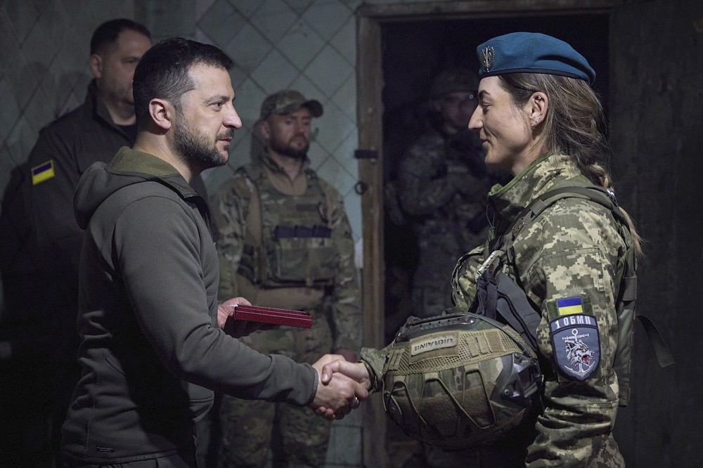 (05.24) Tổng thống Ukraine Volodymyr Zelensky thăm vùng Donetsk ngày 23/5. (Nguồn: AP) (05.24) Tổng thống Ukraine Volodymyr Zelensky thăm vùng Donetsk ngày 23/5. (Nguồn: AP)