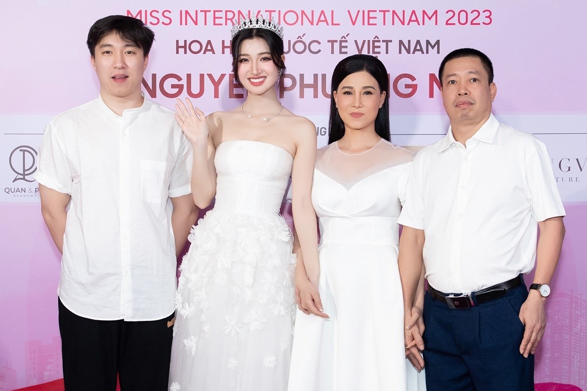 Bố mẹ và em trai từ Thanh Hóa vào TP. Hồ Chí Minh ủng hộ tinh thần Á hậu Phương Nhi.