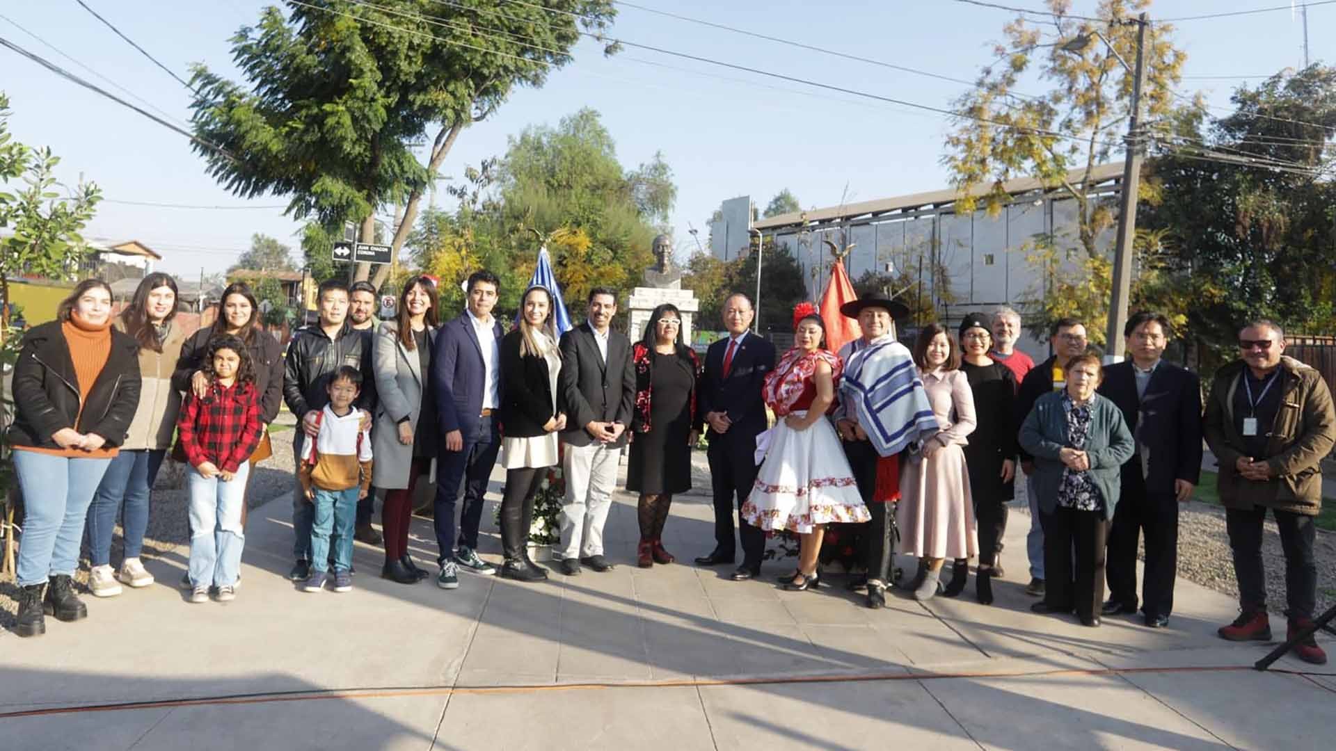 Dâng hoa kỷ niệm 133 năm ngày sinh Chủ tịch Hồ Chí Minh tại Santiago, Chile Dâng hoa kỷ niệm 133 năm ngày sinh Chủ tịch Hồ Chí Minh tại Santiago, Chile