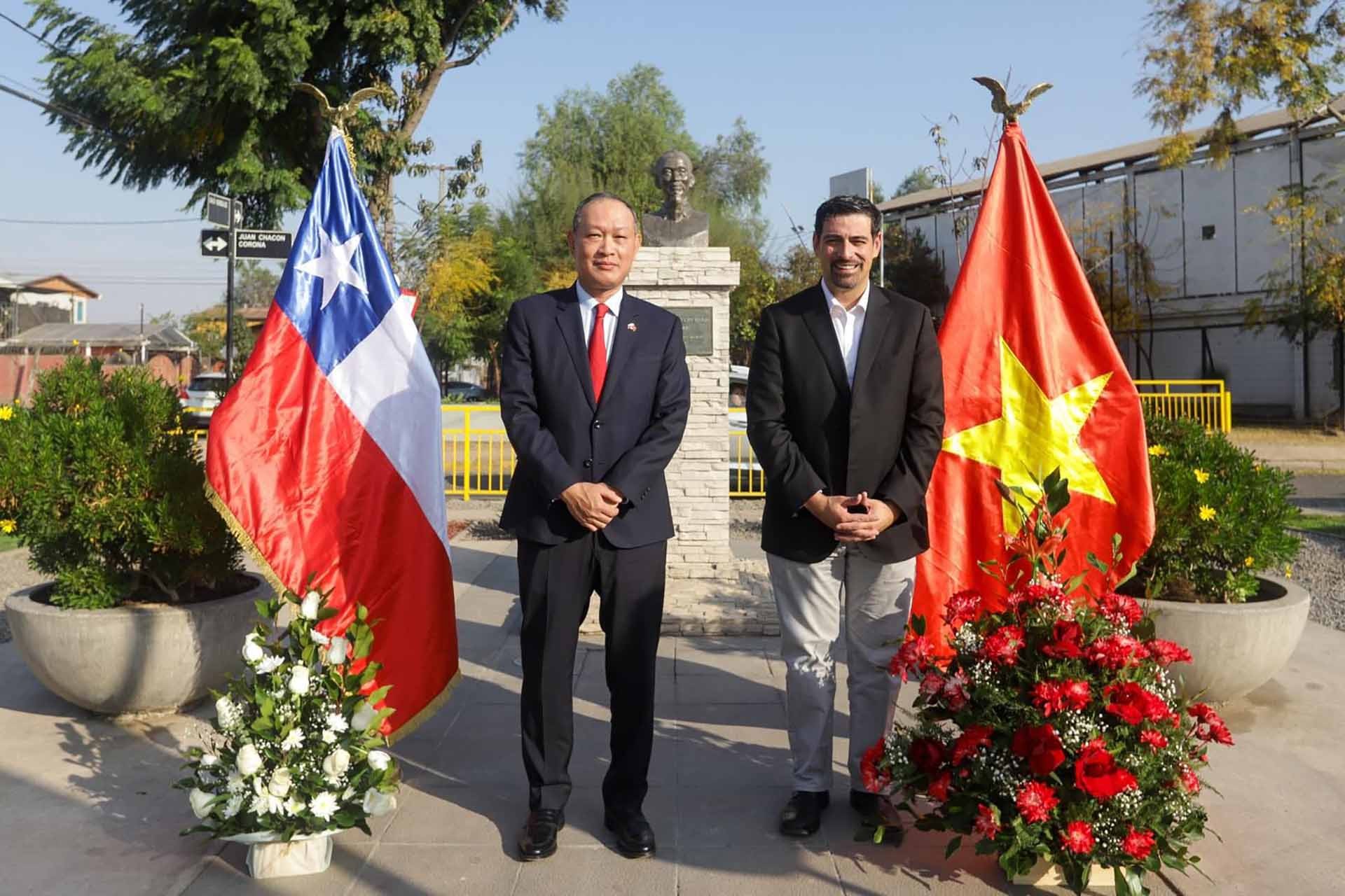 Dâng hoa kỷ niệm 133 năm ngày sinh Chủ tịch Hồ Chí Minh tại Santiago, Chile Dâng hoa kỷ niệm 133 năm ngày sinh Chủ tịch Hồ Chí Minh tại Santiago, Chile