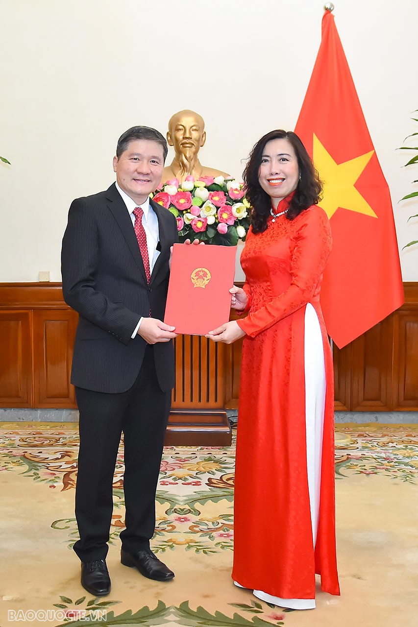 Thứ trưởng Ngoại giao Lê Thị Thu Hằng trao quyết định tiếp nhận và điều động ông Lê Việt Hoàng, nguyên Tham tán-Người thứ Hai, Đại sứ quán Việt Nam tại Brazil, kết thúc nhiệm kỳ về nước, giữ chức Phó Cục trưởng, Cục Cơ yếu - Công nghệ thông tin.