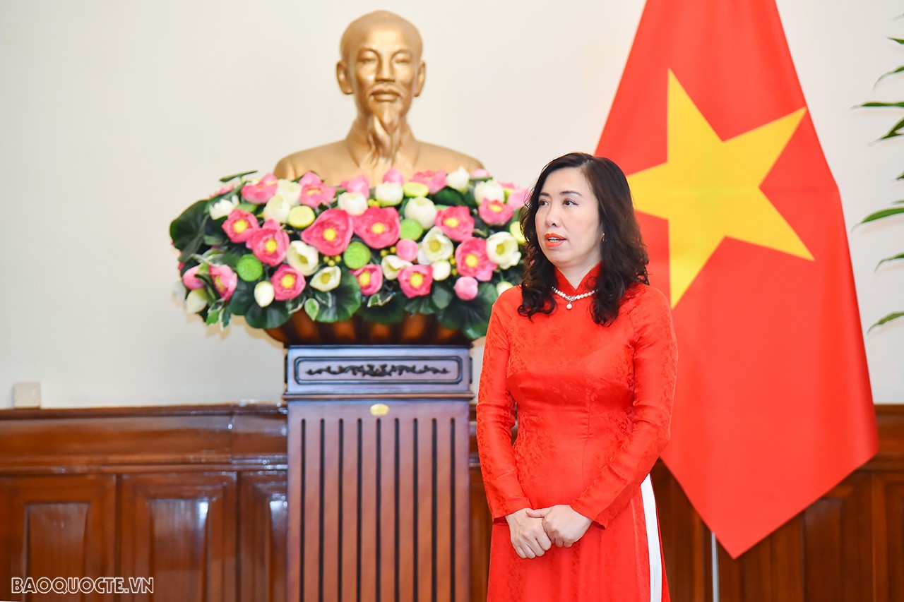 Phát biểu ý kiến chỉ đạo, Thứ trưởng Ngoại giao Lê Thị Thu Hằng chúc mừng các cán bộ được bổ nhiệm, điều động; khẳng định đây là sự tin tưởng của Ban cán sự Đảng Bộ, Lãnh đạo Bộ đối với phẩm chất, năng lực của các cán bộ.