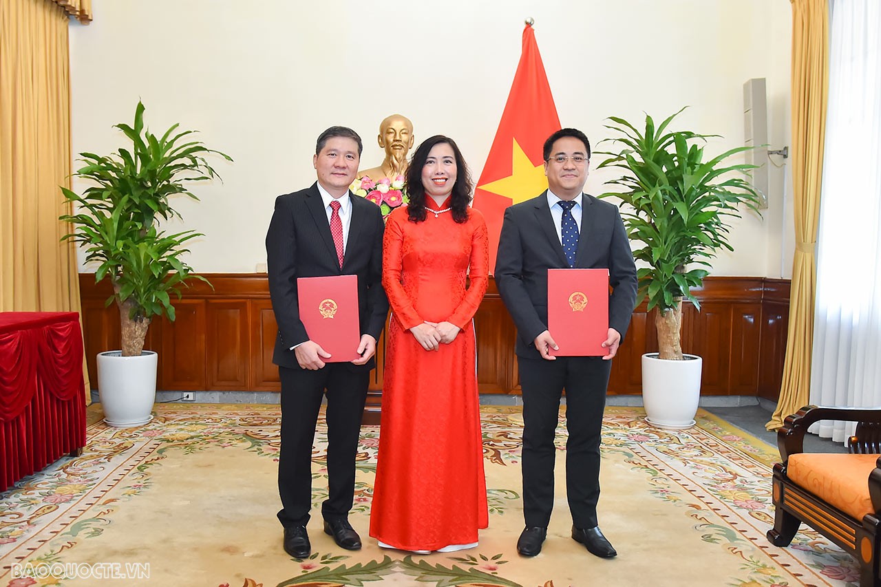 Giao nhiệm vụ cụ thể cho từng cán bộ, Thứ trưởng mong rằng, ở các vị trí công tác mới, các cán bộ tiếp tục phát huy vai trò, năng lực của mình, xây dựng đơn vị đoàn kết, đóng góp hiệu quả vào công tác chuyên môn, góp phần đưa công tác của Bộ và đơn vị ngày càng phát triển.