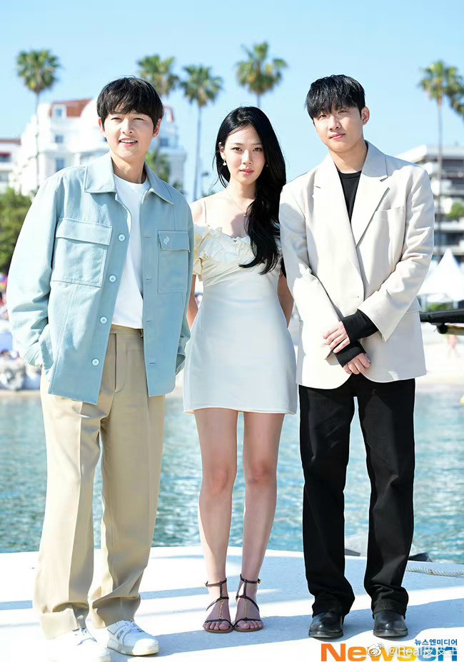 Diễn viên chụp hình cùng các bạn diễn. Sau khi dự Cannes, Song Joong Ki nói sẽ về chăm sóc vợ vì bà xã anh sắp sinh. Diễn viên chụp hình cùng các bạn diễn. Sau khi dự Cannes, Song Joong Ki nói sẽ về chăm sóc vợ vì bà xã anh sắp sinh.