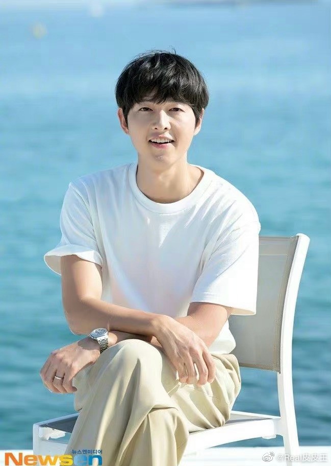 Song Joong Ki chụp một số ảnh bên lề sự kiện. Song Joong Ki chụp một số ảnh bên lề sự kiện.