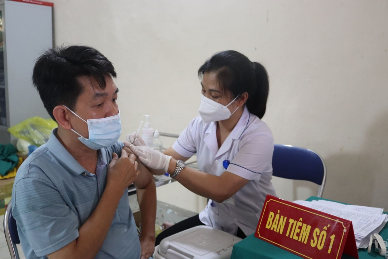 Tiêm vaccine Covid-19 năm 2023 có thể lồng ghép với hoạt động tiêm chủng thường xuyên... (Nguồn: SK&ĐS) Tiêm vaccine Covid-19 năm 2023 có thể lồng ghép với hoạt động tiêm chủng thường xuyên... (Nguồn: SK&ĐS)