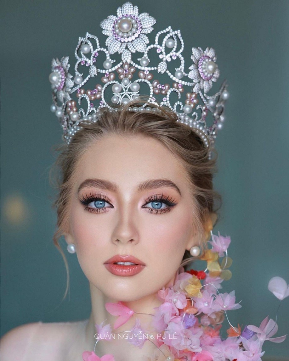 Jasmin dành lời cảm ơn tới các chuyên gia trang điểm và make-up Việt Nam đã giúp cô lưu lại những hình ảnh đẹp trong chuyến công tác.