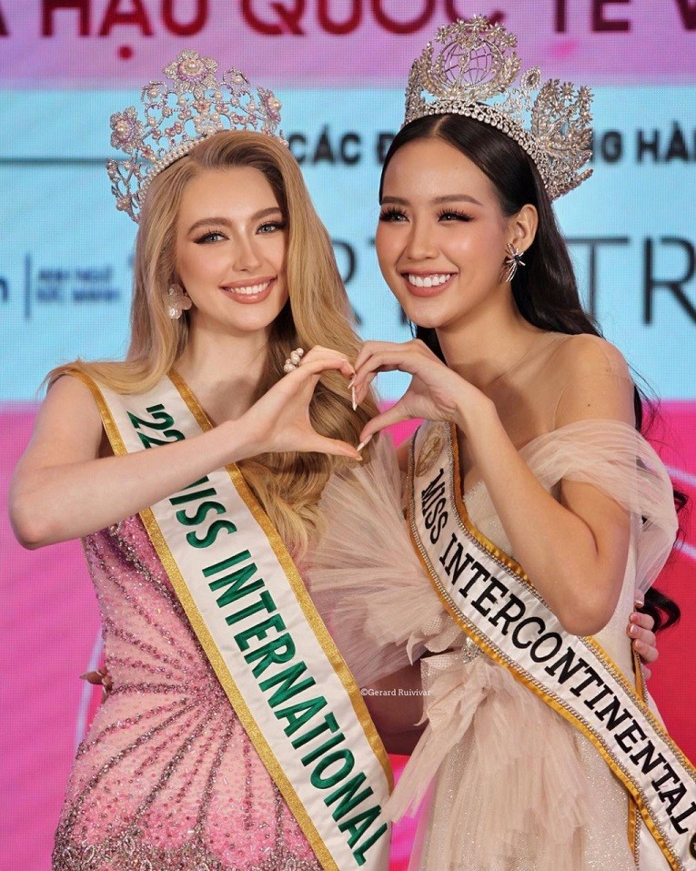 Hoa hậu Quốc tế đọ sắc cùng Hoa hậu Liên lục địa 2022 Bảo Ngọc. 