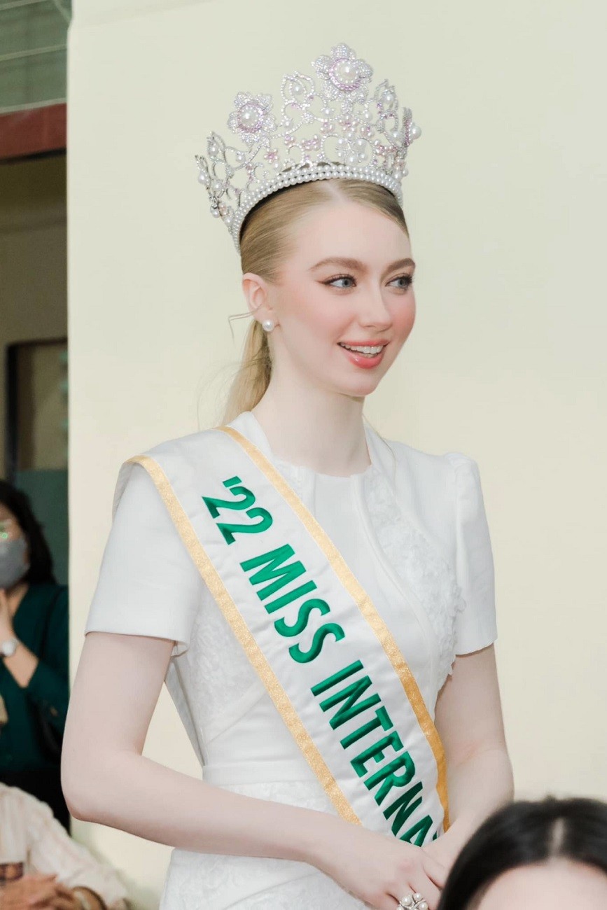 Trong chuyến công tác ở Việt Nam, Jasmin Selberg cũng tham gia các hoạt động thiện nguyện. Nàng hậu chọn trang phục gọn gàng, trang điểm nhẹ nhàng tới thăm và tặng quà tại Trung tâm dưỡng lão Thị Nghè, TP. Hồ Chí Minh.