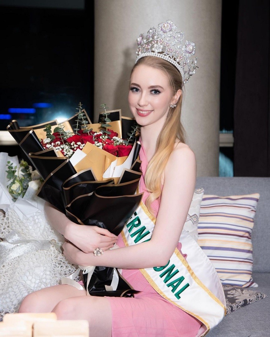 Jasmin Selberg sinh năm 1999 tại Estonia và cùng gia đình chuyển đến Đức khi một tuổi. Trước khi đăng quang Miss International 2022, cô là sinh viên ngành Lịch sử và Triết học tại Đại học Ruhr ở Bochum, Đức. Người đẹp từng tham dự nhiều cuộc thi nhan sắc như Hoa hậu Hoàn vũ Đức, Miss Globe 2021 và Miss Supranational 2022.