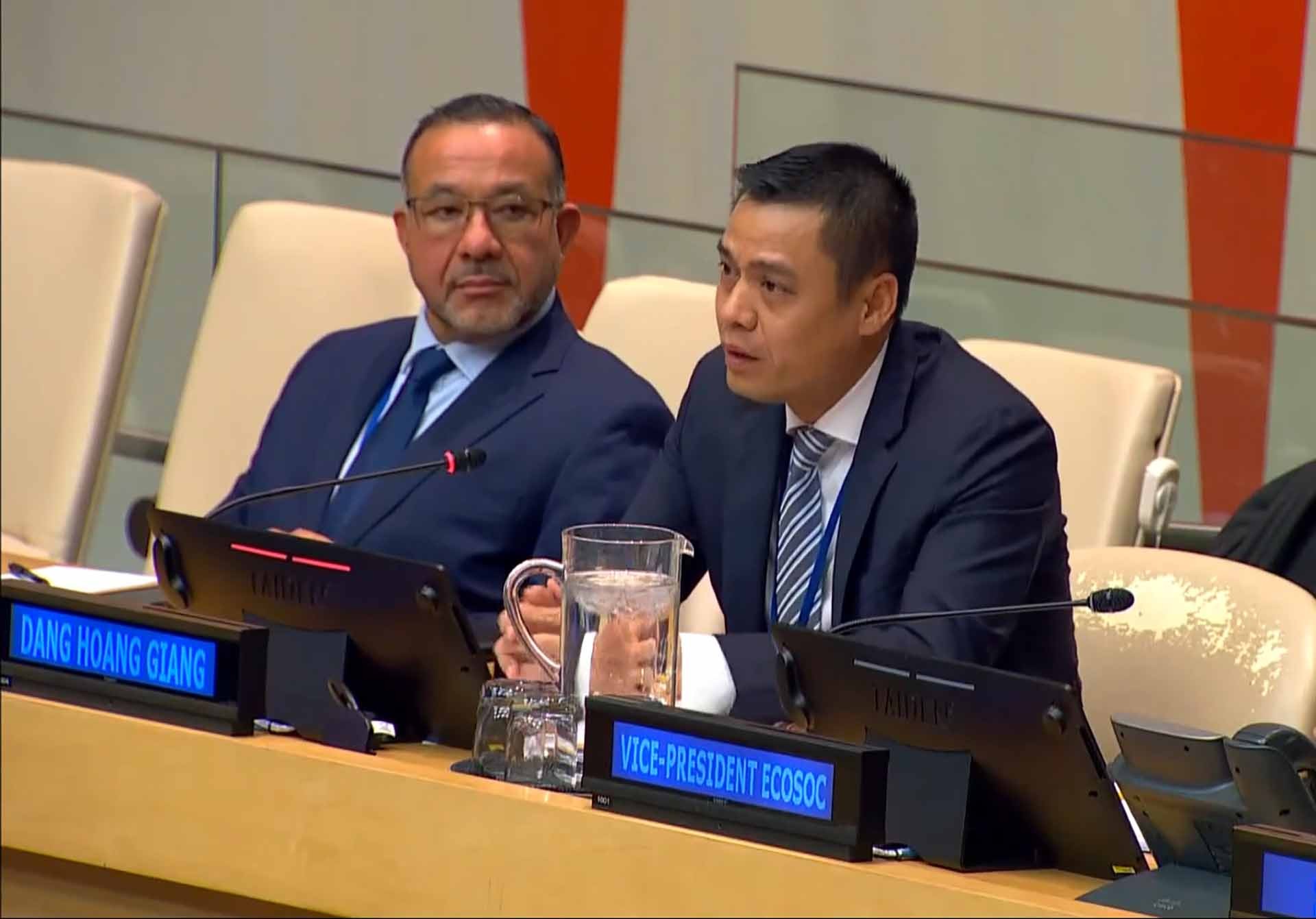 Đại sứ Đặng Hoàng Giang phát biểu với tư cách diễn giả chính tại Phiên họp. Đại sứ Đặng Hoàng Giang phát biểu với tư cách diễn giả chính tại Phiên họp.