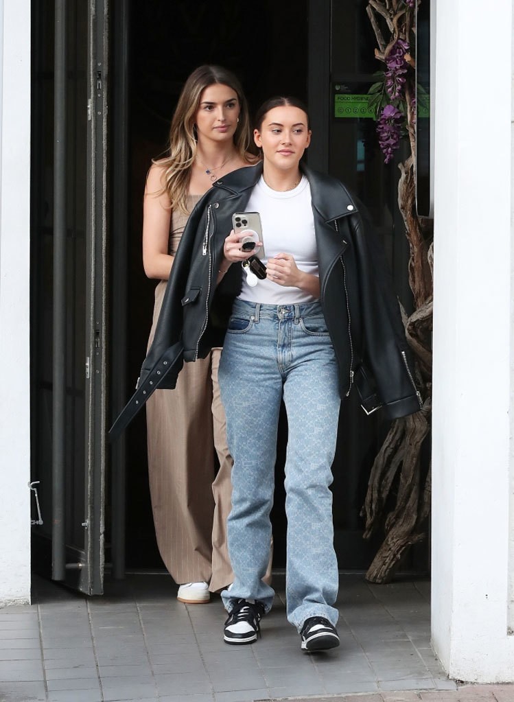 Vợ sắp cưới của Marcus Rashford phối quần jean với áo phông, khoác hờ áo da, đi trước người yêu Jack Grealish. Người đẹp Sasha Attwood trẻ trung với bộ đồ áo liền quần, xách túi Chanel 8.000 bảng đi phía sau. Hai nàng WAGs thành Manchester rời một nhà hàng ở Cheshire hôm thứ Ba.