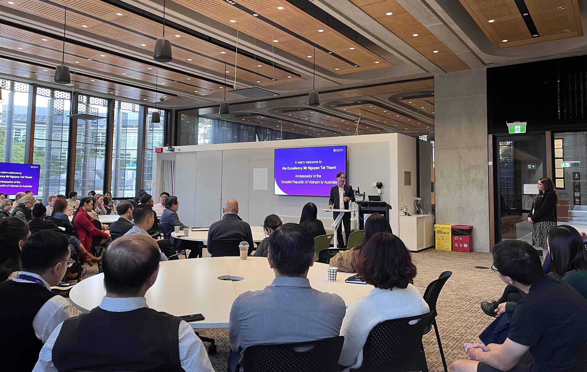 Đại sứ Nguyễn Tất Thành trình bày về triển vọng quan hệ Việt Nam-Australia do Đại học Queensland chủ trì.