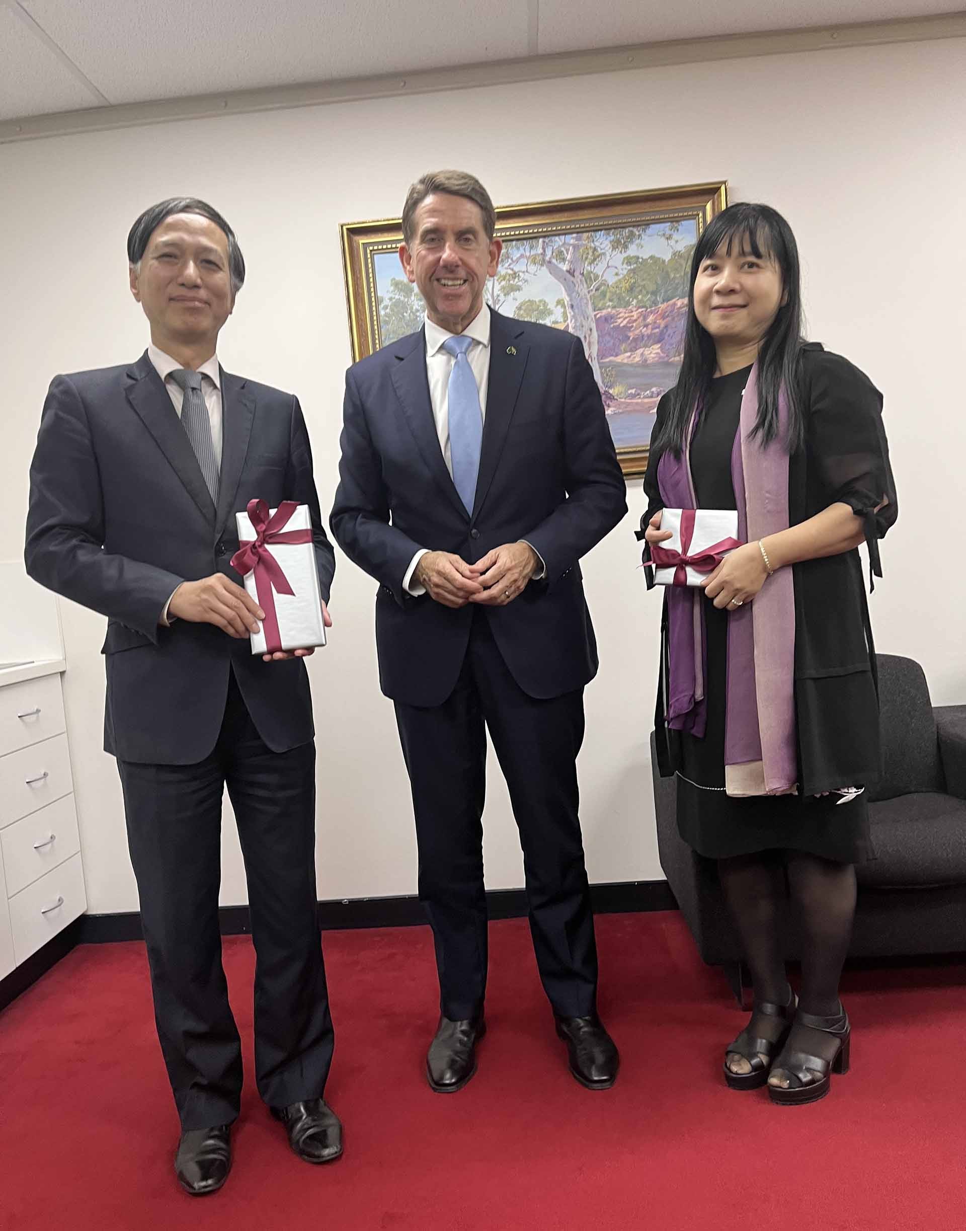 Đại sứ Nguyễn Tất Thành gặp Bộ trưởng Ngân khố, Thương mại và Đầu tư Cameron Dick.