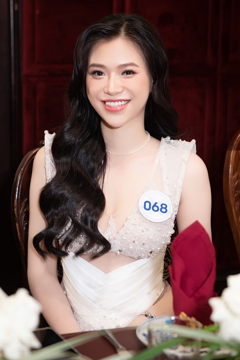 Mai Thị Hà Thu sinh năm 2001, quê Hải Phòng. Cô từng là thủ khoa ngành Báo chí của Đại học Khoa học Xã hội và Nhân văn Hà Nội. Theo ban tổ chức, cô thành thạo tiếng Anh, tiếng Trung, từng tham gia nhiều hoạt động xã hội.