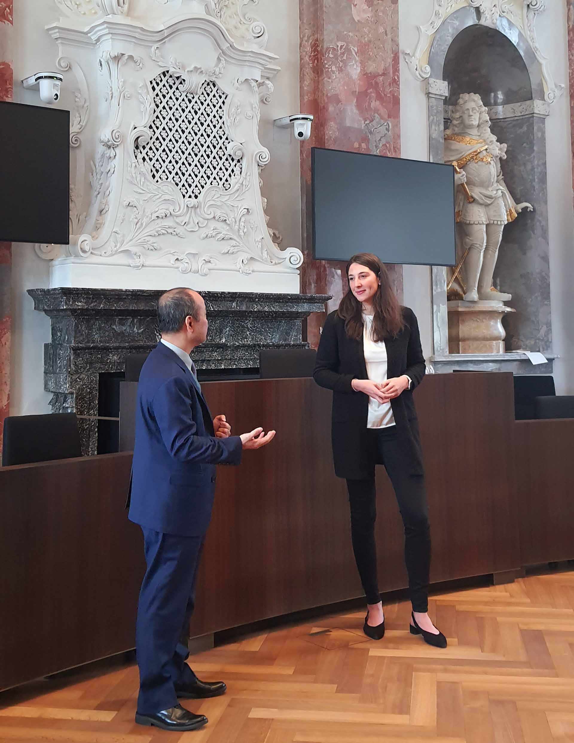 Bà Kircher dẫn Đại sứ Nguyễn Trung Kiên thăm Phòng họp Quốc hội bang Tirol.