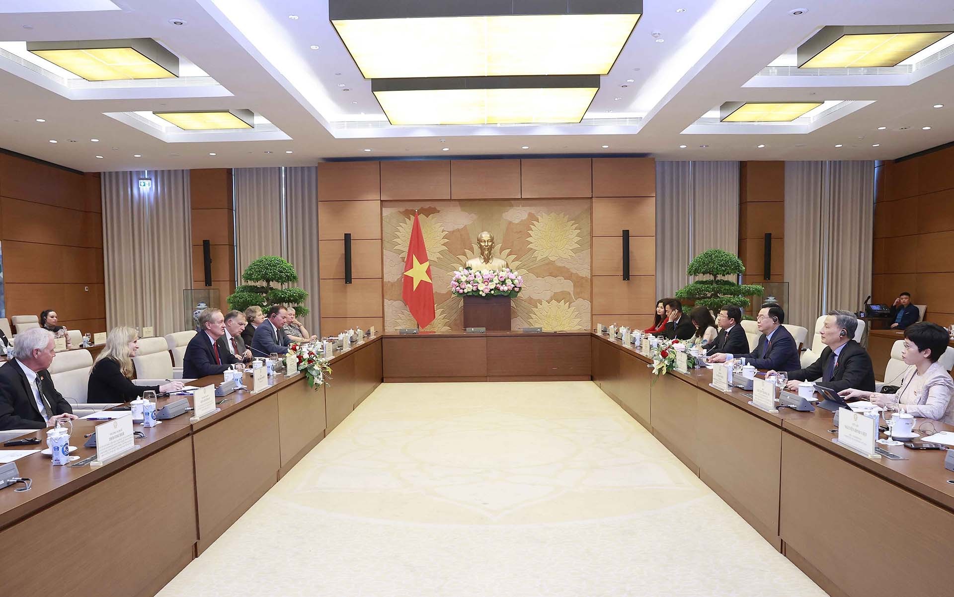 Chủ tịch Quốc hội Vương Đình Huệ tiếp Thượng nghị sĩ Hoa Kỳ Mike Crapo