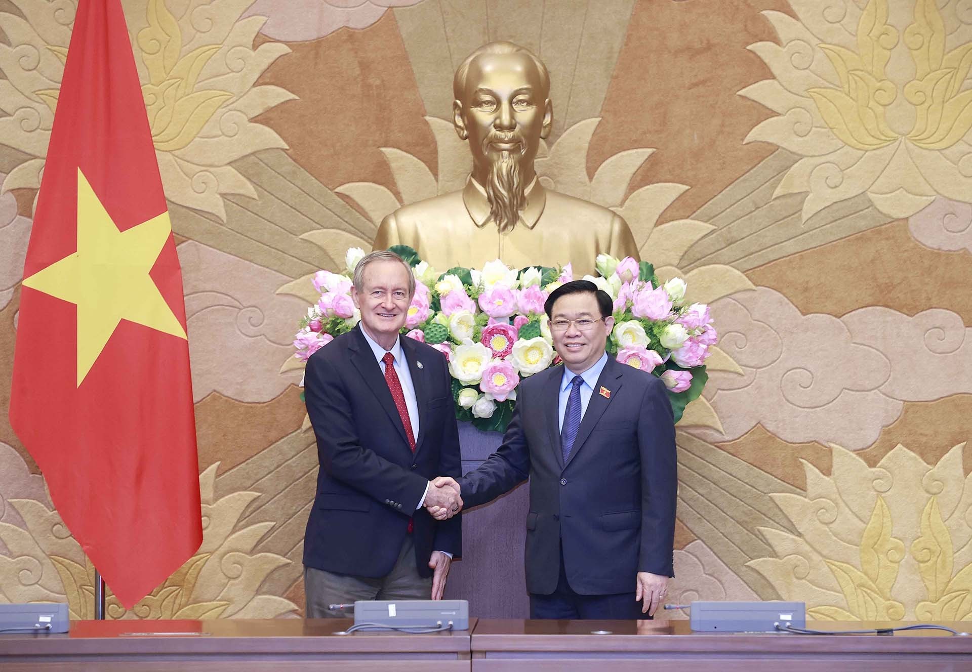 Chủ tịch Quốc hội Vương Đình Huệ tiếp Thượng Nghị sĩ Hoa Kỳ Mike Crapo. (Nguồn: TTXVN)