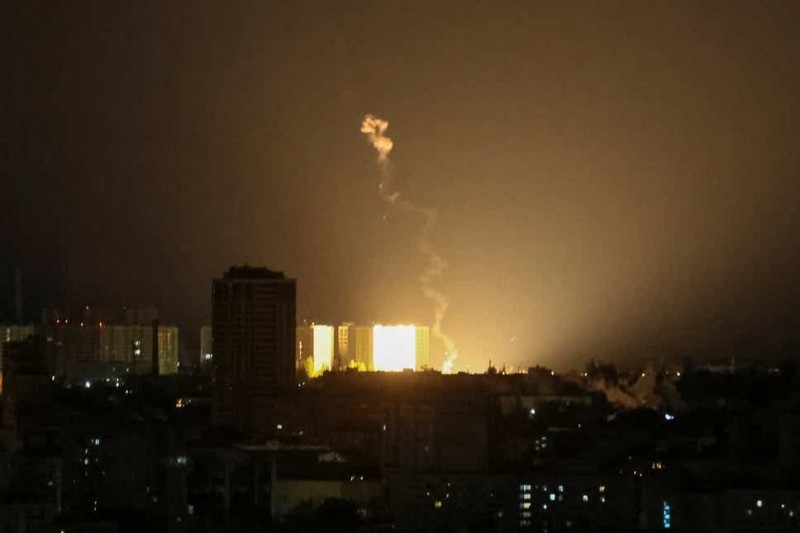 Tình hình Ukraine: Kiev tiếp tục bị không kích xuyên đêm; Nga dọa phủ đầu nếu dính đến hạt nhân, khẳng định 'không hòa đàm' nếu còn điều này Tình hình Ukraine: Kiev tiếp tục bị không kích xuyên đêm; Nga dọa phủ đầu nếu dính đến hạt nhân, khẳng định 'không hòa đàm' nếu còn điều này