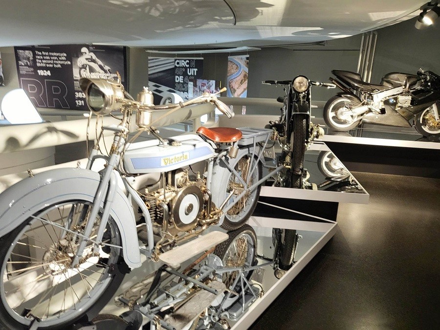 Toàn cảnh góc trưng bày những chiếc xe thời kỳ đầu của BMW. (Ảnh: MH)