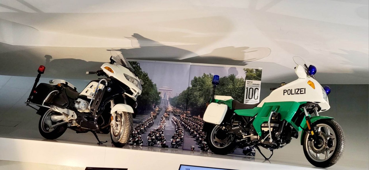 Những chiếc xe chuyên dụng của cảnh sát. (Ảnh: MH)